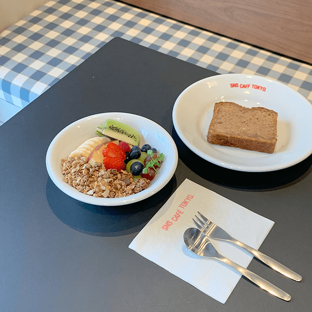 SNS CAFÉ TOKYOに来たら是非食べたい人気メニューはしっとり甘いシナモンチュロス。お店の名前でもある「SNS」がチュロスで表現されており、写真映えも抜群。TwitterやInstagramでよくみるのは、じつはこれなんです。ノーマルのものだけでなく、茶色のチョコ味やピンクのいちご味などもあり、タイミングが合えばゲットできちゃうかも！